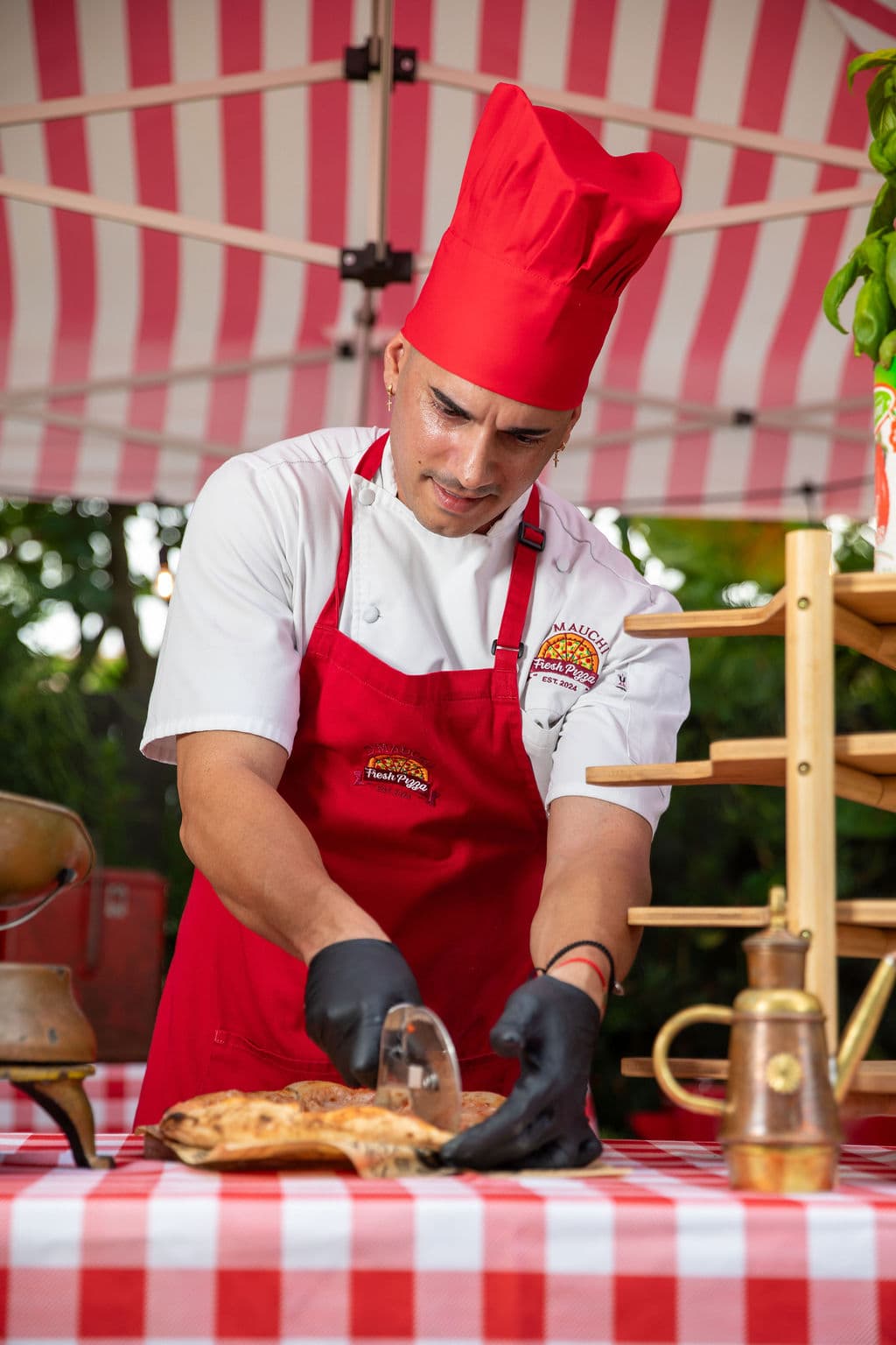 Guests enjoying live pizza catering in Miami
